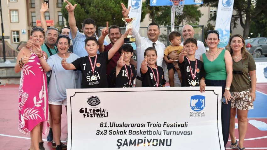 Şampiyonlar Yusuf Dikeç Pozu ile Anıldı