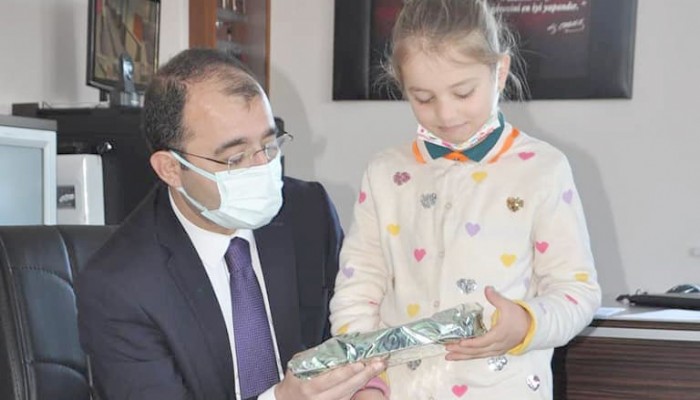 Kaymakam Erdinç Dolu’dan  Minik Ayşe’ye İade-i Ziyaret