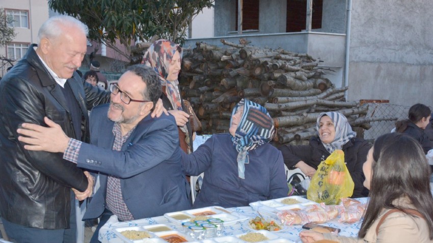 Lapseki Belediyesi, Geleneksel Sokak İftarlarıyla Vatandaşları Bir Araya Getiriyor