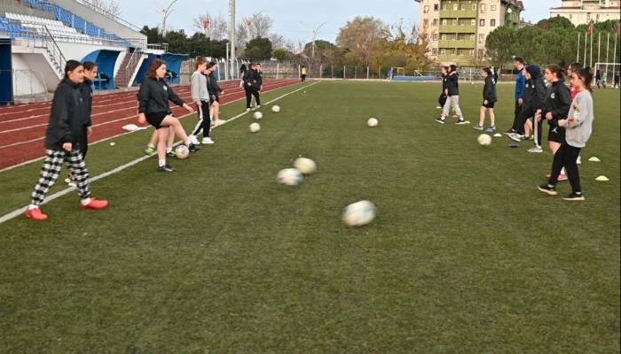 Biga Belediyesi Kız Futbol Kursuna Yoğun İlgi (VİDEO)