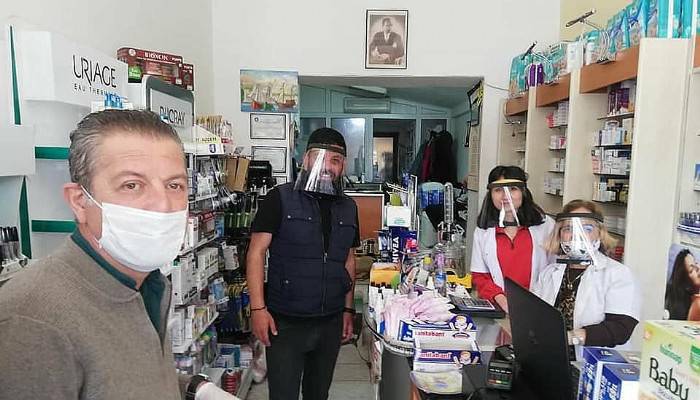 Başkan Yılmaz siperlikli yüz maskesi dağıttı