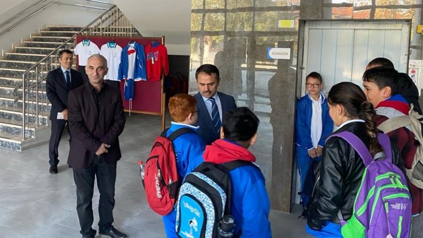 Vali İlhami Aktaş, Gazi Ortaokulunu Ziyaret Etti