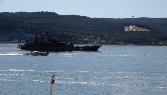 Rus savaş gemisi 'Alexander Otrakovsky' Çanakkale Boğazı’ndan geçti   