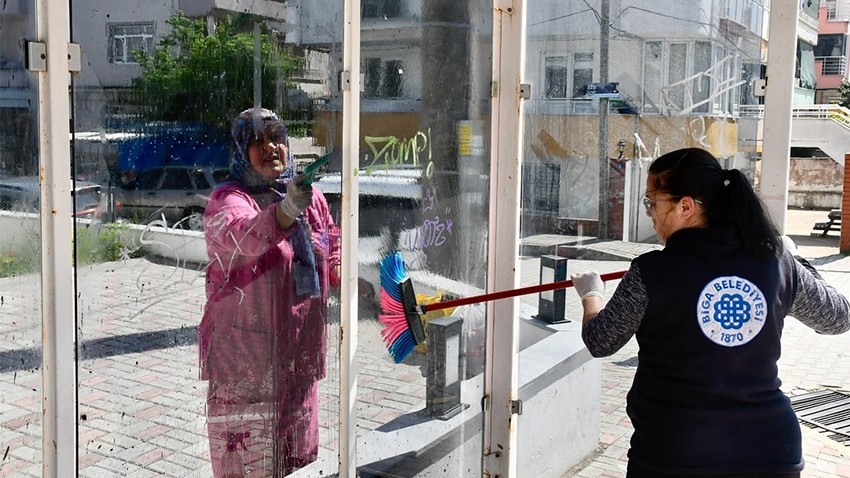 Biga’da duraklar temizleniyor, bekleme alanları yenileniyor