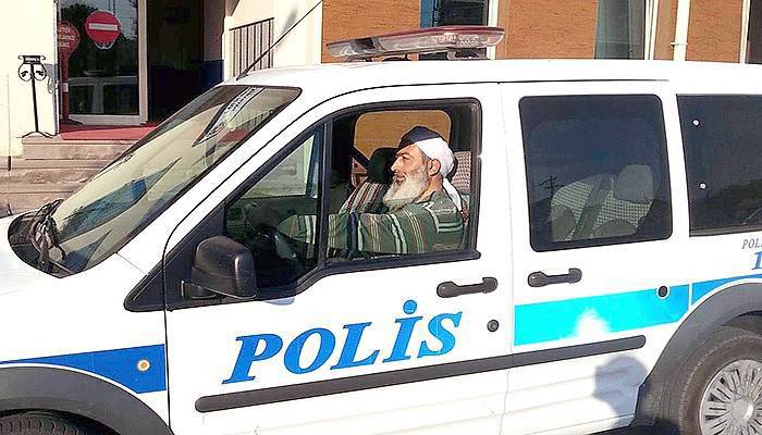 Sarıklı sakallı polis, daha önce tıraşı olmadığı için disiplin cezası almış