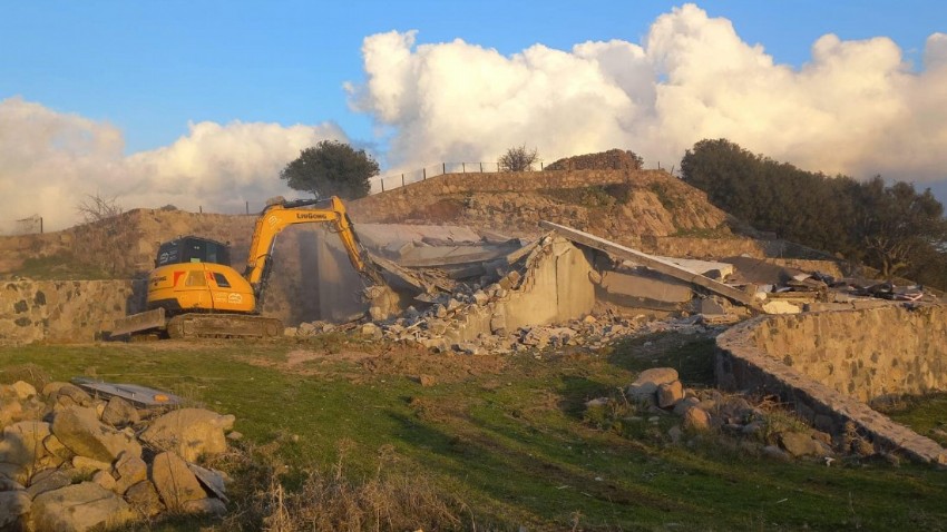 Behram Köyü'nde Kaçak Yapılar Yıkılıyor