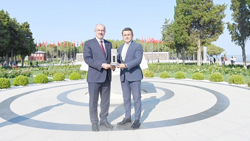 İlk olarak şehitlikleri ziyaret etti