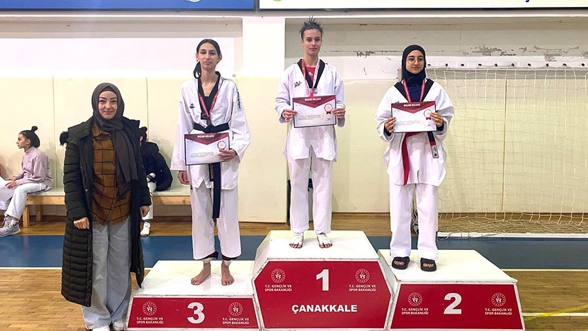 Gençler taekwondo arenasında bir araya geldi