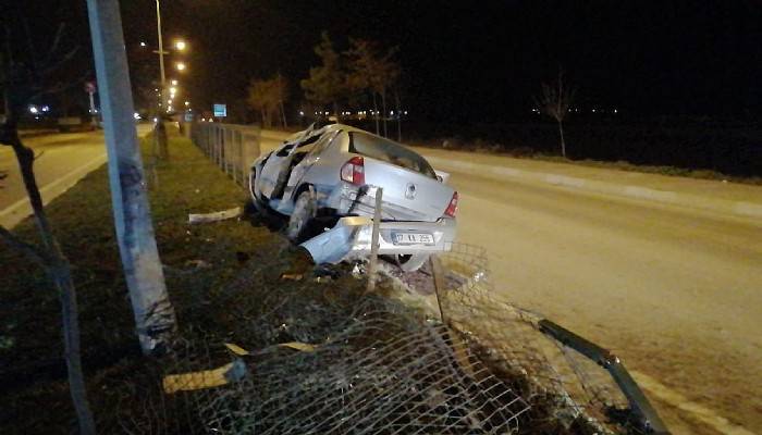 Önündeki aracı sollamak isterken orta refüje çarptı 1 yaralı (VİDEO)