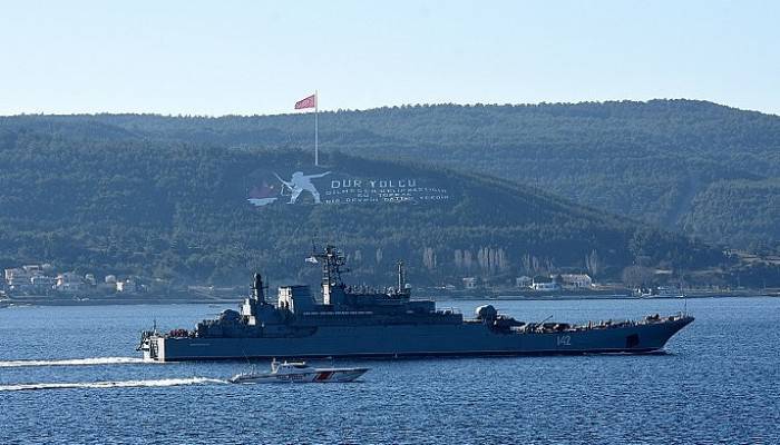Çanakkale Boğazı'ndan geçen Rus savaş gemisine, Sahil Güvenlik'ten yakın takip