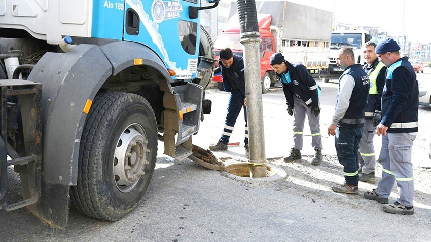 Belediye ekipleri kanalizasyonları temizliyor