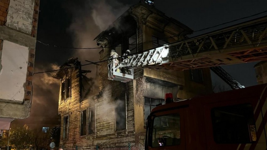  Tarihi ahşap bina alev alev yandı (VİDEO)