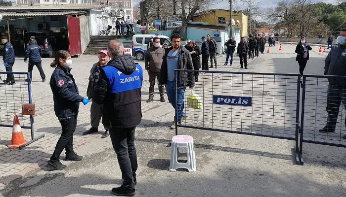 Pazar yerine girişte, 500 metrelik kuyruk oluştu (VİDEO)