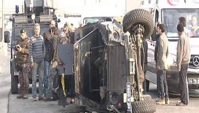  Özel harekat aracı yan yattı: 4 polis yaralı