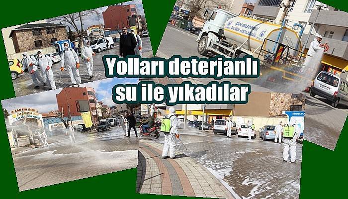  Çan’da yollar korona virüse karşı deterjanlı su ile yıkanarak ilaçlandı (VİDEO)