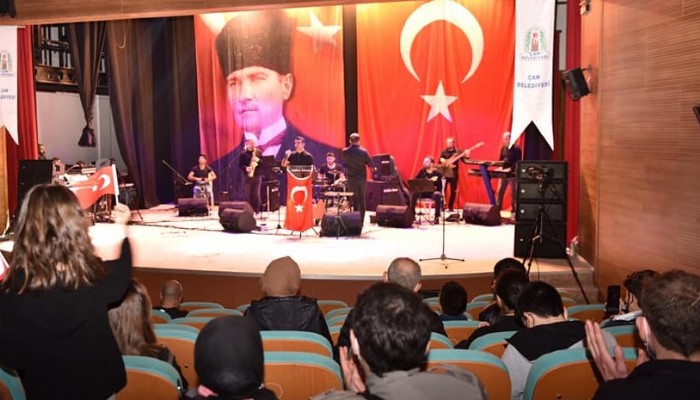 Çan’da Cumhuriyet Konserinde Çanakkaleli Sanatçılar  Sahne Aldı