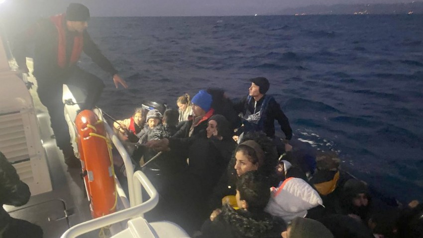 Sahil Güvenlik Operasyonu İle Ayvacık Açıklarında 40 Düzensiz Göçmen Yakalandı