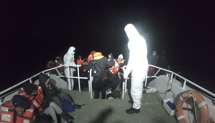 Lastik botta 46 kaçak göçmen kurtarıldı