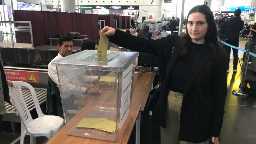 İstanbul Havalimanı’nda oy verme işlemi başladı (VİDEO)