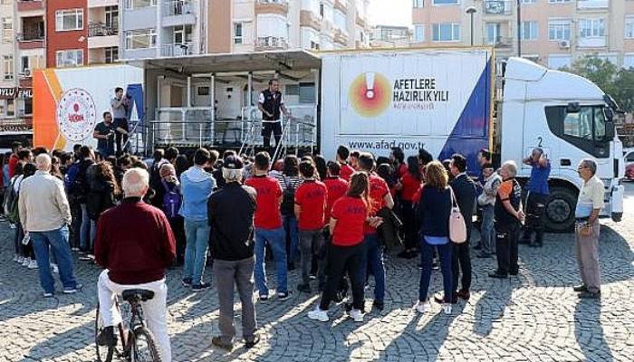 Öğrenciler, Simülasyon TIR'ında 7.4'lük depremi yaşadı (VİDEO)