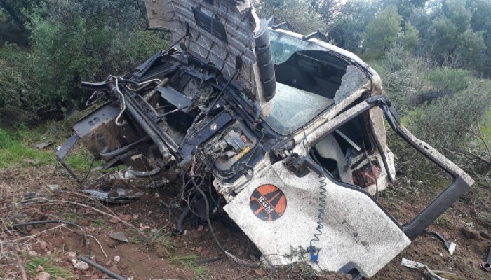 Moloz yüklü kamyon şarampole yuvarlandı, sürücüsü öldü