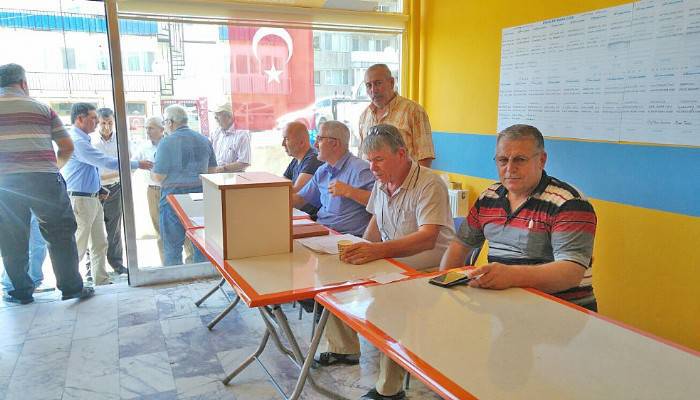 AK Parti'de delege seçimi devam ediyor 