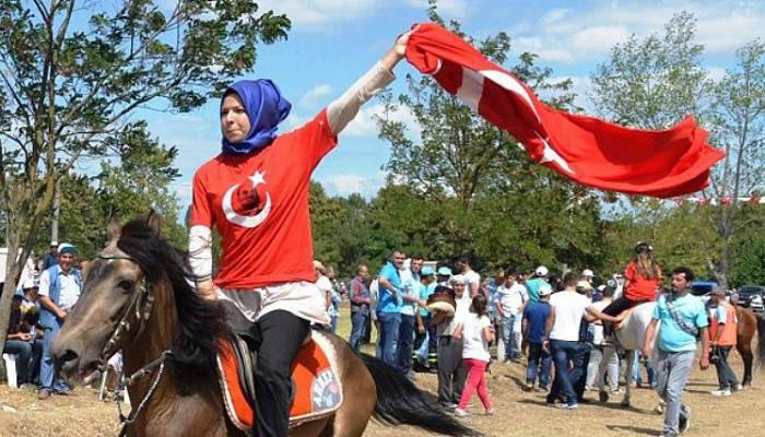 At üzerindeki kadınlar, erkeklere taş çıkarttı