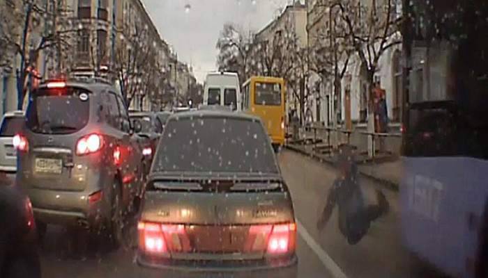 Otobüs çarptı, hiçbir şey olmamış gibi ayağa kalktı