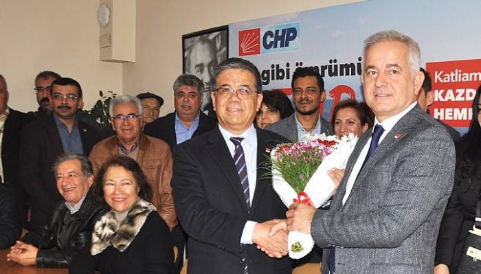 CHP kongresi olaylarla başladı Kucaklaşma ile son buldu