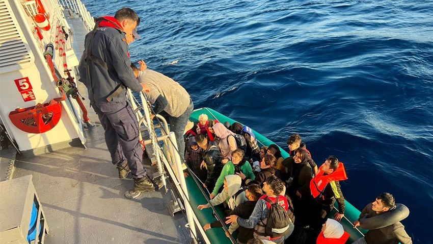 Ayvacık'ta 37 düzensiz göçmen yakalandı
