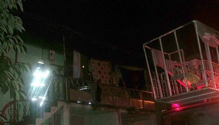 Karı-kocayı alevlerin arasından komşuları kurtardı