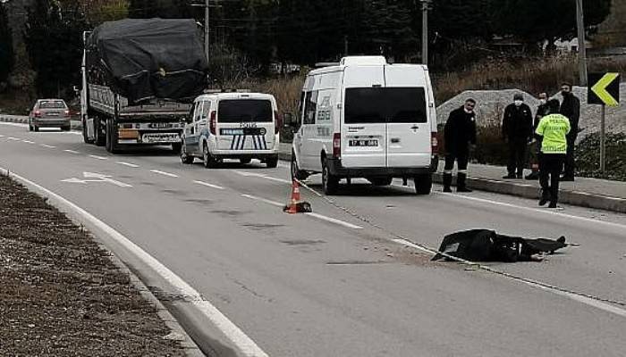 KÖPEKTEN KAÇARKEN YOLA ATLADI, TIR'IN ÇARPMASI SONUCU ÖLDÜ