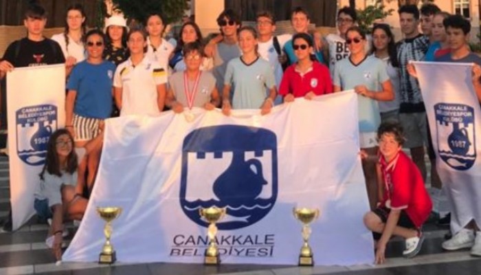 Şampiyon Çanakkale Belediyespor Yüzücüleri
