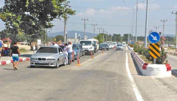Geyikli iskelesinde uzun araç kuyruğu 
