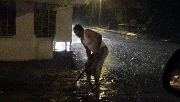 Çanakkale'de sağanak yağmur hayatı felç etti (VİDEO)