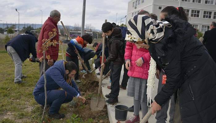 ÇOMÜ'de 44 şehit için 44 gül dikildi