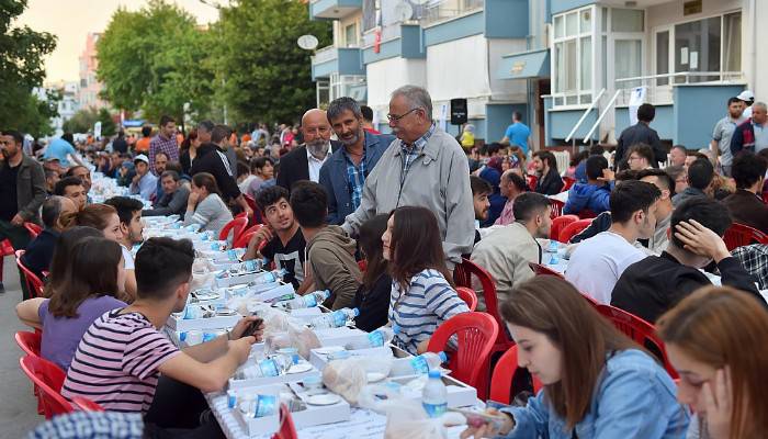 Çanakkale Belediyesi'nin mahalle iftarları başladı