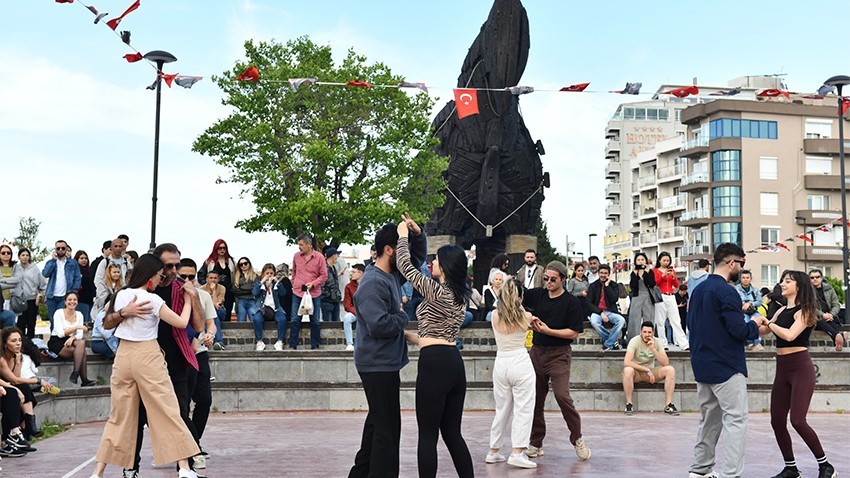Dünya Dans Günü'nde renkli kutlama