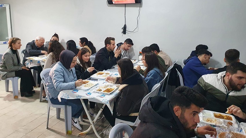 Başkan Yılmaz, öğrencilerle yemek yedi