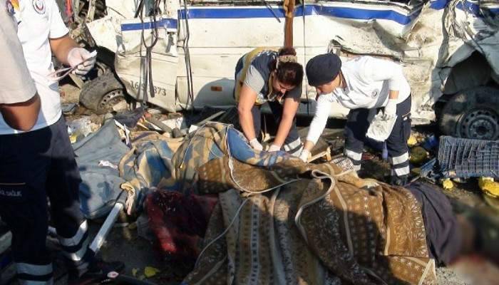 Kireç yüklü TIR, fabrika servisine çarptı: 2 ölü, 9 yaralı