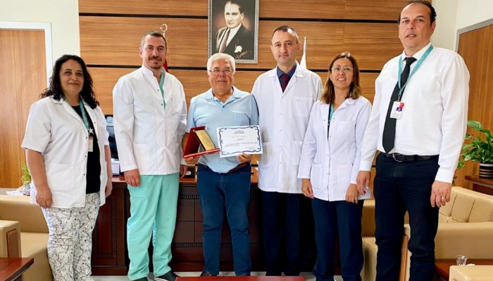 EMEKLİ OLAN DOKTORA TEŞEKKÜR PLAKETİ