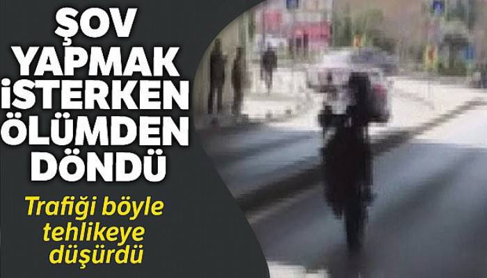 Bakırköy'de tek tekerlek üzerinde kalkış yapan motosikletlinin kazası kamerada