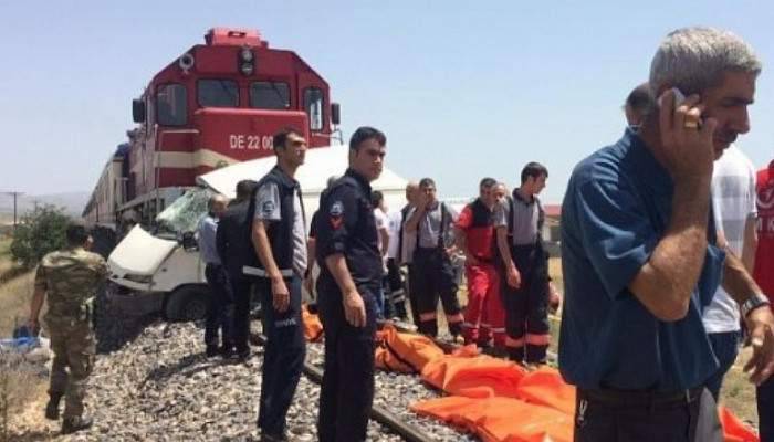 Elazığ'da tren minibüse çarptı: 9 ölü