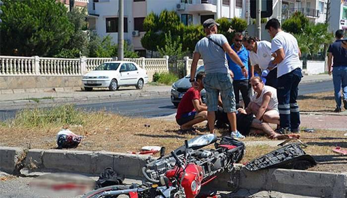 Kamyonet ile motosiklet çarpıştı: 2 ağır yaralı