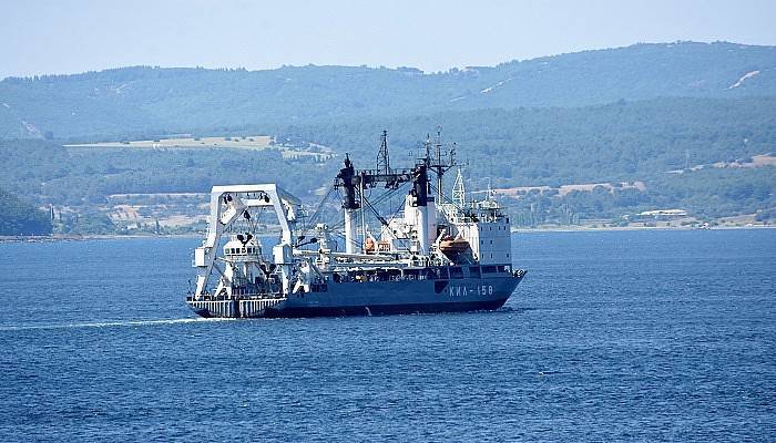 Rus askeri kurtarma gemisi Çanakkale Boğazı'ndan geçti (VİDEO)