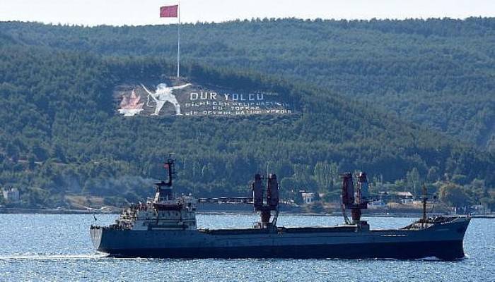Rus askeri kargo gemisi ve askeri römorkörü Çanakkale Boğazı'ndan geçti