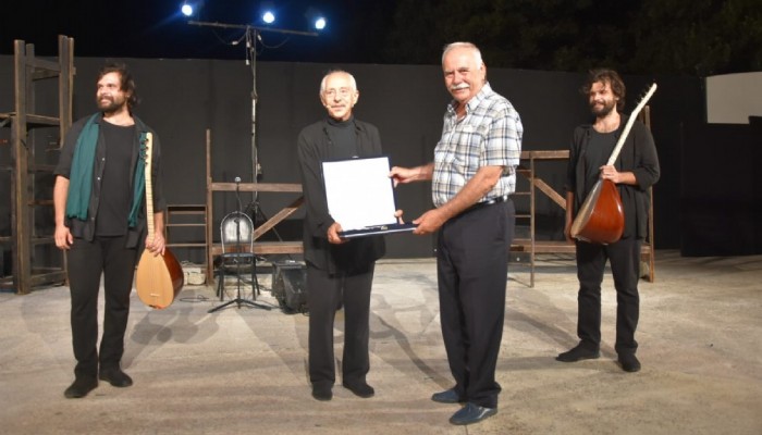 'ŞAHDAMARIM' SAHNE ALDI: Usta oyuncu Genco Erkal’dan Ahmet Arif anısına armağan