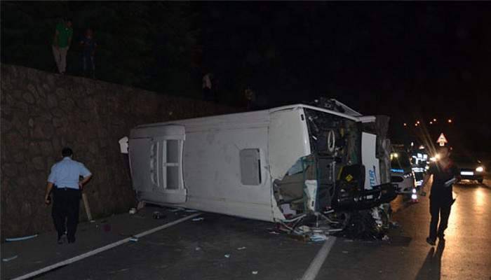Kocaeli’de midibüs devrildi: 3 yaralı
