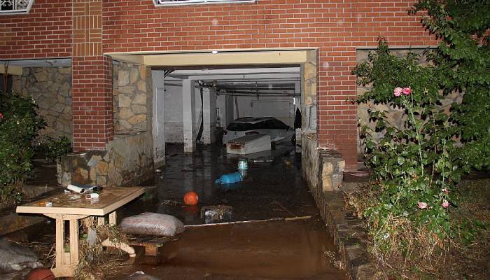 Mahsur kalan yaşlı kadını komşusu kurtardı 