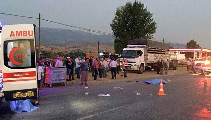 Üzüm işçilerini taşıyan iki araç kaza yaptı: 1 ölü, 26 yaralı